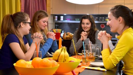 Folge 2 | Rechte: ZDF Vor dem Abendessen gibt es ein Gebet