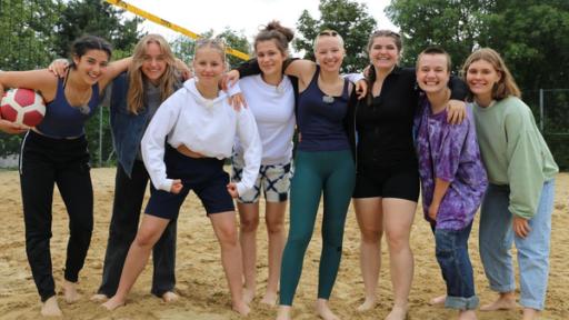 MWG Wien Folge 15 | Rechte: ZDF Sienna, Greta, Karima, Florentin und Pauline beim Volleyball spielen