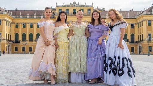 MWG Wien Folge 14 | Rechte: ZDF Sienna, Greta, Karima, Florentin und Pauline als Kaiserin Sissi verkleidet vor dem Schloss Schönbrunn