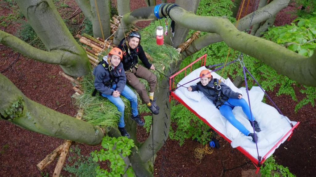 Laura, Tommy und Leopold auf den Schlafplätzen im Baum