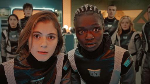 Auf Kollisionskurs | Rechte: Sklan&Ka/NDR Emma (links) und Sitar (rechts) blicken angespannt in die Kamera. Im Hintergrund schaut das restliche Team gebannt in Richtung des Monitors.
