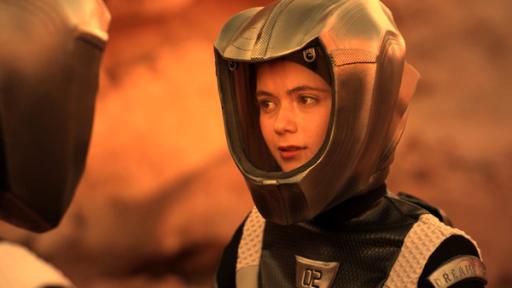Freundschaftsspiel | Rechte: Sklan&Ka/NDR Emma, groß im Bild mit Raumanzug, draußen auf dem Mars, ist nachdenklich im Gespräch vertieft.