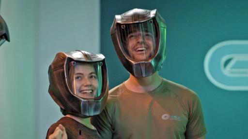 Mission Arche | Rechte: Sklan&Ka/NDR Links ist Emma, Astronautin im Space-Trainingscamp, mit Raumhelm. Mit Tom rechts von ihr, auch mit Helm, schaut sie begeistert
in die Ferne.