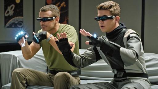 Panikattacke | Rechte: Sklan&Ka/NDR Tom (links) und Barbie (rechts) tragen schwarze Virtual-Reality-Brillen und -Handschuhe und haben Spaß beim Gaming.