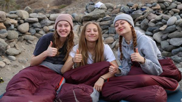 Böses Erwachen im Strandcamp: Mücken haben Ellas und Tonis Augenlider zerstochen, so dass alles zugequollen ist. Trotzdem ist keine Trübsal angesagt.
