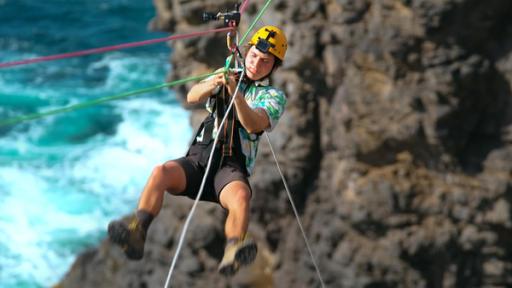 Durch die Wildnis - Gran Canaria | Rechte: hr Ben hängt an einem Seilzug hoch über dem tosenden Meer und zieht kraftvoll am Seil. Er hat einen Helm mit Kamera auf.