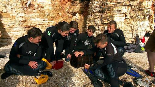 Durch die Wildnis - Griechenland (S05/E16) | Rechte: keine Angabe Eine Schatzkiste wurde gehoben.