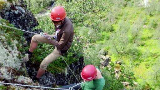 Durch die Wildnis - Norwegen (S01/E18) | Rechte: hr Abseilen von einer Felswand