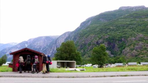 Durch die Wildnis - Norwegen (S01/E19) | Rechte: hr Bushaltestelle mit Bergen im Hintergrund