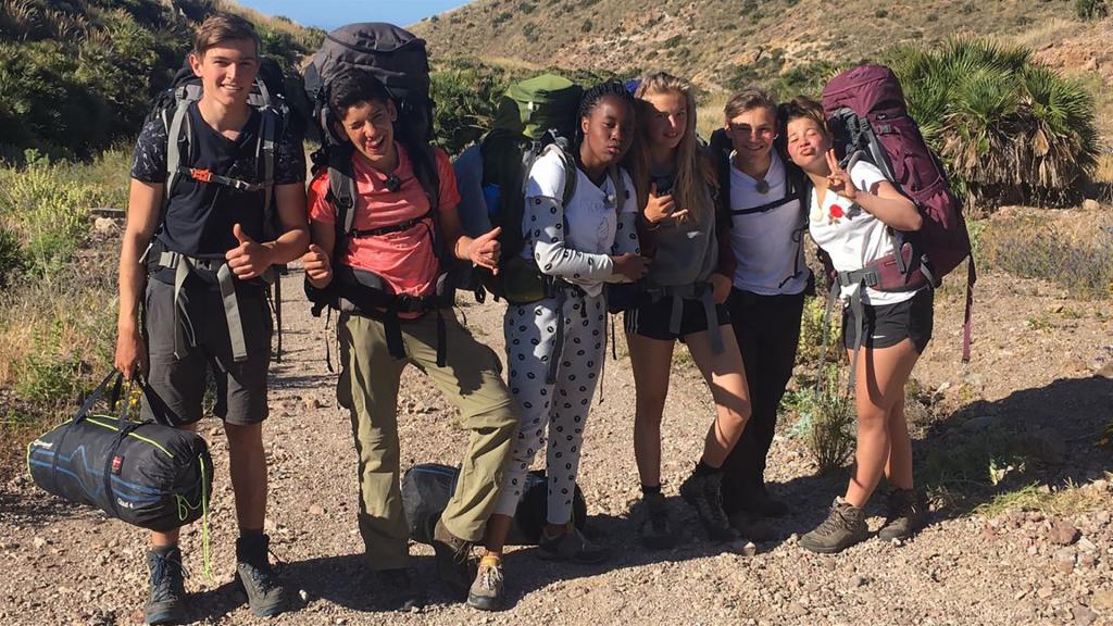 Die sechs Abenteurer durchwandern die Wildnis der südspanischen Sierra Nevada. Das ist ganz schön anstrengend.