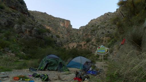 Durch die Wildnis - Sierra Nevada (S04/E03) | Rechte: E+U-TV Film- und Fernsehproduktion Zelte in der Dämmerung