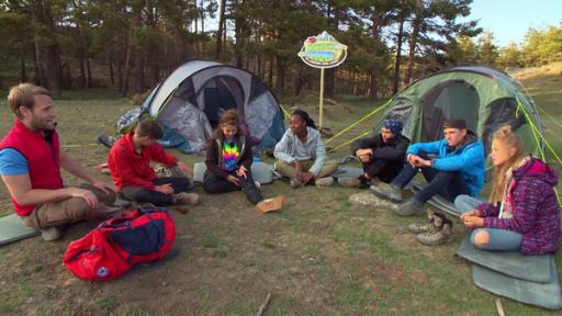 Durch die Wildnis - Sierra Nevada (S04/E05) | Rechte: E+U-TV Film- und Fernsehproduktion Jugendliche und Coach sitzen vor Zelten
