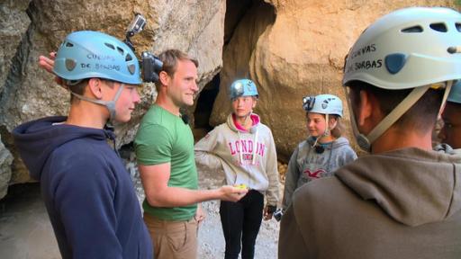Durch die Wildnis - Sierra Nevada (S04/E11) | Rechte: E+U-TV Film- und Fernsehproduktion Coach Tobi erklärt den Abenteurern die Höhlenwanderung