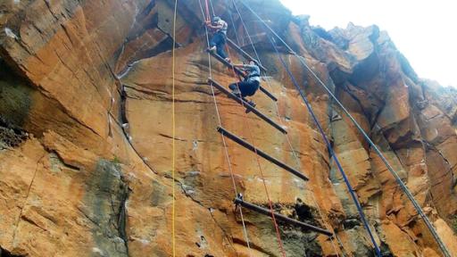 Durch die Wildnis - Teneriffa (S03/E18) | Rechte: hr Um aus der Schlucht ins letzte Camp zu kommen, müssen alle sechs über eine Riesenleiter eine sehr steile Felswand hinauf klettern.