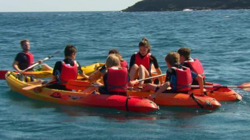 Durch die Wildnis - Teneriffa (S03/E16) | Rechte: hr Coach Tobi überrascht die Gruppe am Strand mit Kanus.