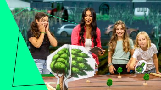 Auf dem Land | Rechte: Katja Inderka "Earthgame - Die Bodenretter": Die Mitglieder des "Junior Rangers Nationalpark Eifel": Franca, Leni und Jonna mit Moderatorin Jess Schöne.