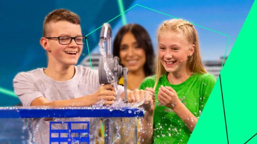 Die Wasserretter: Am Meer | Rechte: ZDF Zwei Mitglieder des Teams „Alpenrobben“ stehen im Studio und drehen die Kurbel eines Wasserhahns. Beide stehen lächeln dabei. Hinter ihnen das blaue Meer auf dem sich ein Kreuzfahrtschiff befindet.