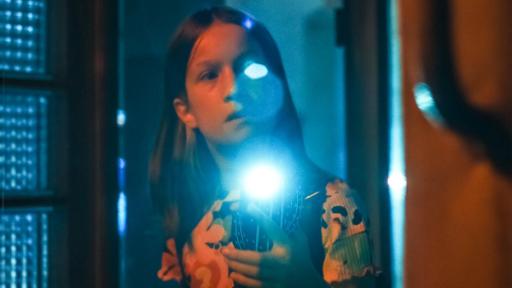 Echt friends - Teaser - Folge 9 | Rechte: © ZDF / Studio Zentral Liv leuchtet im Keller der Schule mit einer Taschenlampe, deren Schein blendet.