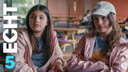 Folge 5 | Rechte: ZDF Zerda und Leyla sitzen in der Schule nebeneinander. Sie tragen das gleiche Outfit.