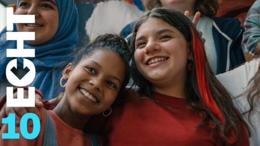 Folge 10 | Rechte: ZDF Beim Klassenfoto stehen Mia und Leyla glücklich nebeneinander