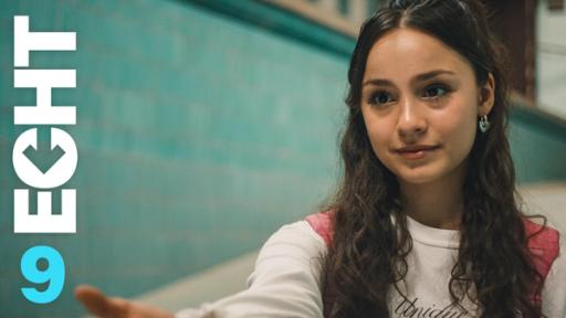Staffel 3, Folge 9: Missing | Rechte: ZDF Leyla streckt ihre rechte Hand aus und lächelt. Im Hintergrund ist das verlassene Schwimmbad zu sehen, das Jo als Geheimversteck nutzt.