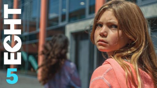 Staffel 2, Folge 5 | Rechte: ZDF Celina schaut kritisch über ihre linke Schulter zurück. Vor ihr läuft Leo. DIe beiden sind vor dem Schulgebäude.