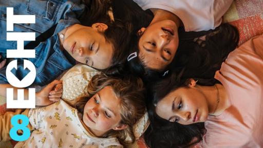 Staffel 2, Folge 8 | Rechte: ZDF Celina (unten links), Leyla (unten rechts), Alicia (oben rechts) und Leo (oben links) liegen gemeinsam auf dem Boden.