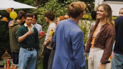 Eine Gartenparty - viele Jungedliche unterhalten sich | Rechte: SWR Eine Gartenparty - viele Jungedliche unterhalten sich