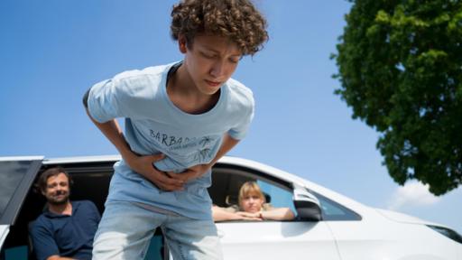 Junge steht am Straßenrand und hält sich den Bauch | Rechte: SWR Junge steht am Straßenrand und hält sich den Bauch