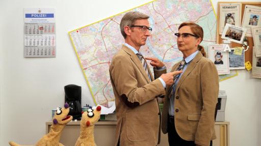 Chaos mit dem Kommissar | Rechte: bigSmile/ NDR Der Kommissar (Michael Kessler) hat mal wieder Streit mit seiner Schwester (Petra Nadolny)