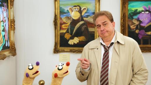 Der mysteriöse Meisterdetektiv | Rechte: bigSmile/ NDR Jan & Henry stehen neben Meisterdetektiv Sherlock Helmchen (Oliver Kalkofe)