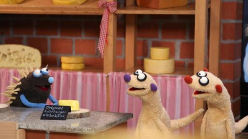 Die Käse-Katastrophe | Rechte: bigSmile/ NDR Jan und Henry stehen im Laden des Käseigels