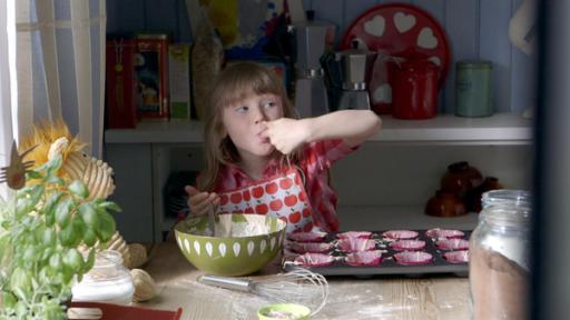 2. Das Eis | Rechte: KiKA/NRK/Christine Heitmann Elsa (Maya Anna Hansen Frølich) backt Muffins.