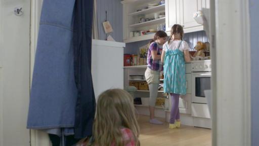 6. Die Pfannkuchen | Rechte: KiKA/NRK/Christine Heitmann Lilly (Kaja Noor Baklund) und Agnes (Synne Asplund) backen Pfannkuchen.