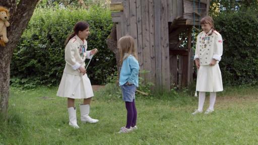 Rechte: KiKA/NRK/Christine Heitmann Lilly (li., Kaja Noor Baklund) und Agnes (re., Synne Asplund) machen sich über Elsa (Mi., Maya Anna Hansen Frølich) lustig, weil sie keinen echten Wirbelstab hat.