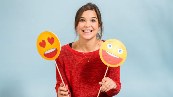 Anna zeigt eine Emoji mit Herzchen-Augen und einen freudigen Emoji.