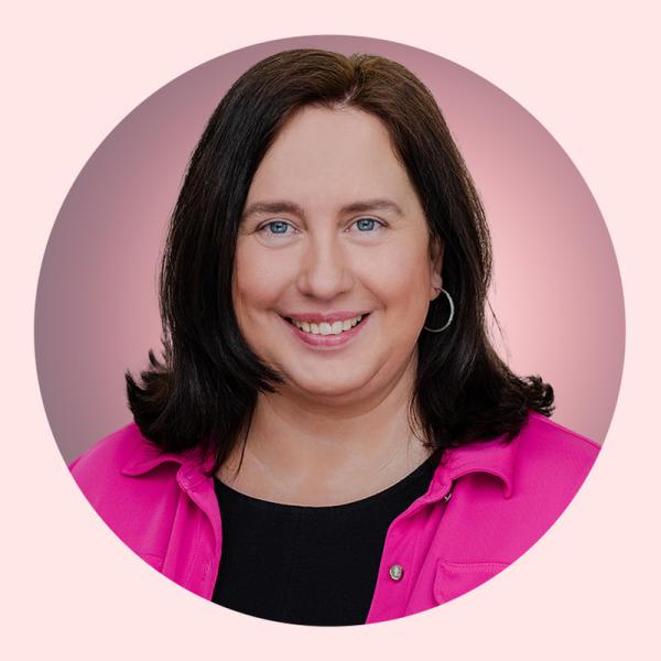 Dr. Astrid Plenk vor dem MDR Hauptgebäude