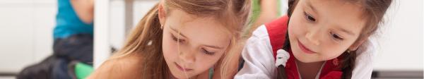 Kinder spielen auf einem Tablet die beliebtesten Online-Spiele für Kleinkinder und Vorschüler. Die Kinder befinden sich in einem hellen Kinderzimmer 