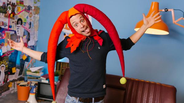 Tobi verkleidet als Harlekin in der Checker-Bude