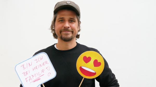 Checkpoint-Moderator Tommy Scheel mit Emojis in den Händen