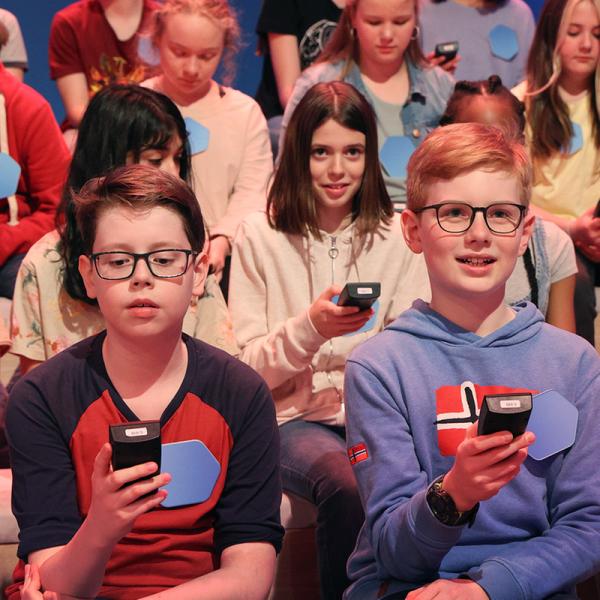 Schulklasse bei der Abstimmung im Studio