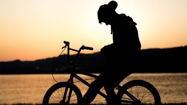 Junge auf BMX im Gegenlicht