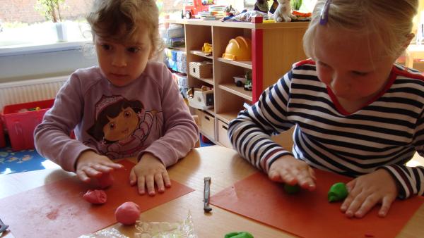 Kinder keten einen Elefanten