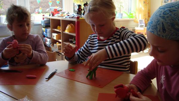 Kinder kneten einen Elefanten