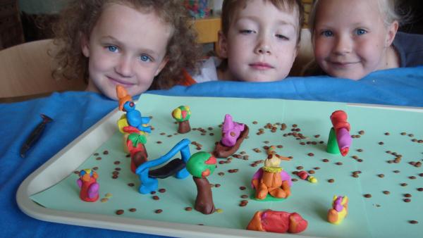 Kinder zeigen ihre Fantasiewelt.