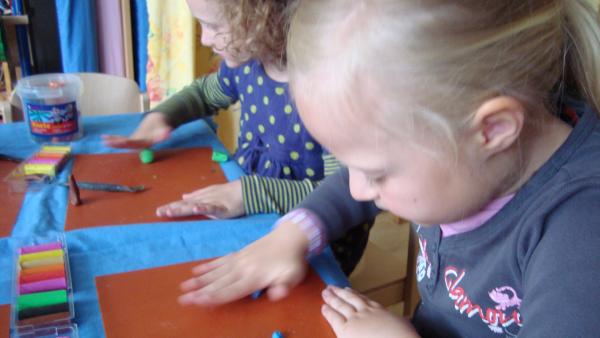 Kinder kneten ihre Fantasiwelt