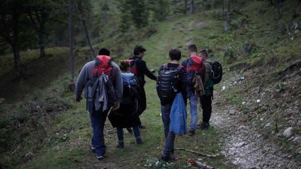 Die Gruppe wandert zur Hütte