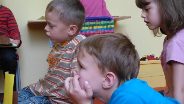 Kinder hören zu