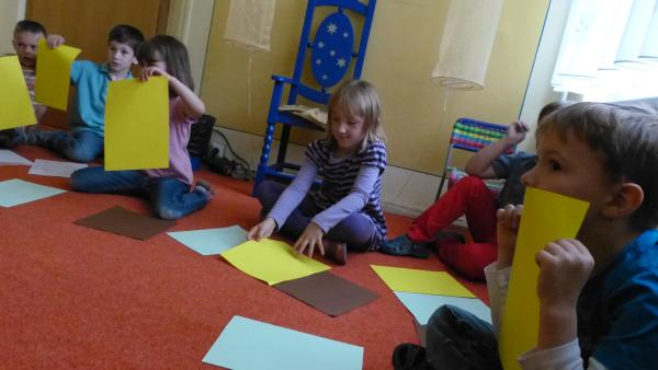 Kinder mit Papier