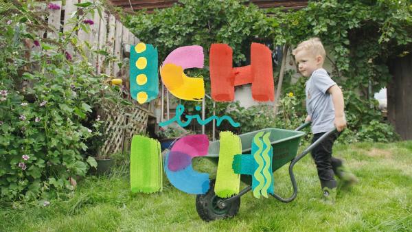 In der für den Grimme-Preis nominierten Doku-Reihe „ICH bin ICH“ (KiKA) zeigen Vorschulkinder ihre Welt. Fahrrad fahren, Klettern oder Tiere füttern – jedes Kind erzählt eine Geschichte aus seinem Leben. Eine siebenminütige Folge kostet im Schnitt 14.600  Euro.*